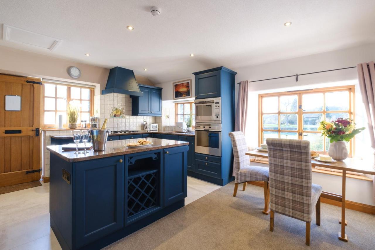 Stunning Cottage Grade 2 Listed With Parking And Hot Tub Bowness-on-Windermere Exterior photo