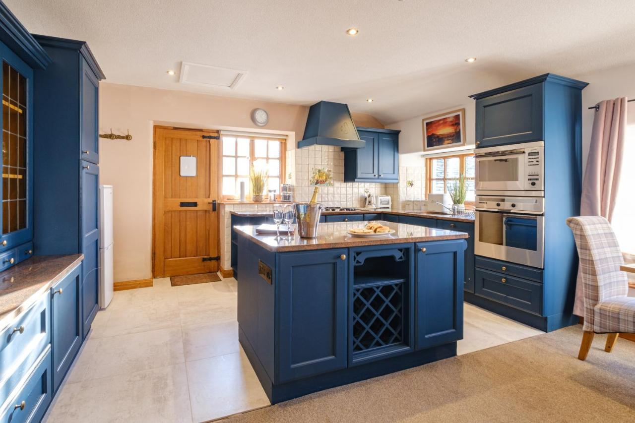 Stunning Cottage Grade 2 Listed With Parking And Hot Tub Bowness-on-Windermere Exterior photo